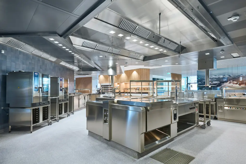 lufthansa-crew-lounge-innenausbau-arbeiten Professioneller Innenausbau Lufthansa Crew Lounge – Frankfurt und Offenbach, Decken, Böden, Malerarbeiten