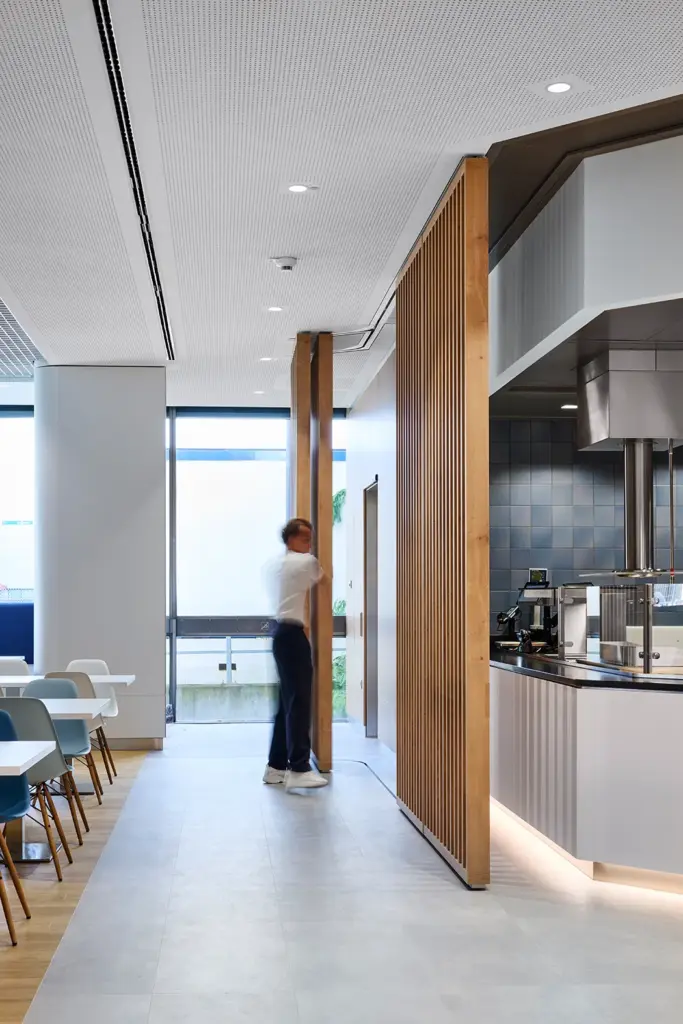 lufthansa-crew-lounge-innenausbau Sanierung und Innenausbau der Lufthansa Crew Lounge am Flughafen Frankfurt – Trockenbau, Malerarbeiten, Decken und Böden